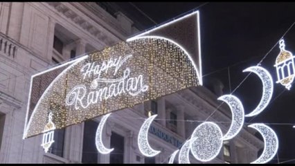 A Londra 30.000 luci a Piccadilly Circus per celebrare il Ramadan