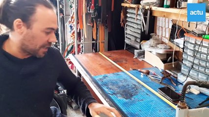 Sellier maroquinier à Pornic, il explique la fabrication d'une ceinture
