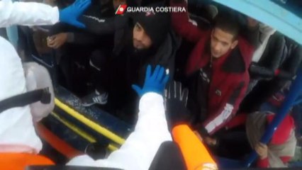 Guardia Costiera soccorre peschereccio con centinaia di migranti