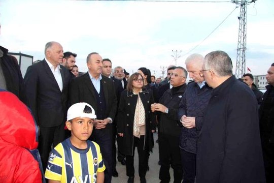 Dışişleri Bakanı Çavuşoğlu iftarını depremzedelerle yaptı