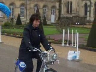 Brigitte Le Brethon fait du véol devant l'hôtel de ville