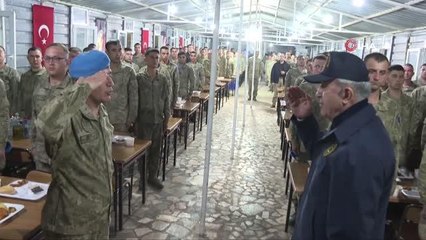 Bakan Akar ilk iftarı Mehmetçik ile yaptı