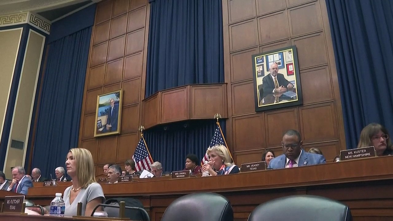 CEO do TikTok participa de audiência no Congresso dos EUA