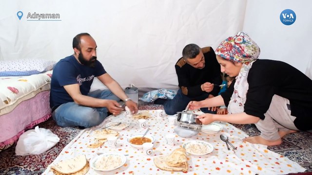 Depremzedeler İftar Sofrasını Çadırda Kurdu