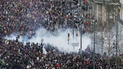 Γαλλία: Οργισμένη λαοθάλασσα στους δρόμους για το συνταξιοδοτικό (φωτογραφίες)