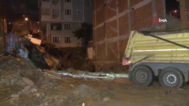 Bayrampaşa'da binanın istinat duvarı çökünce vatandaşlar iftarı sokakta yaptı