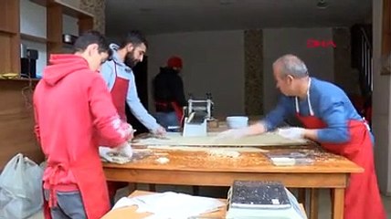 Hatay'da hasar gören tarihi Uzun Çarşı'da birkaç esnaf iş yerini açtı