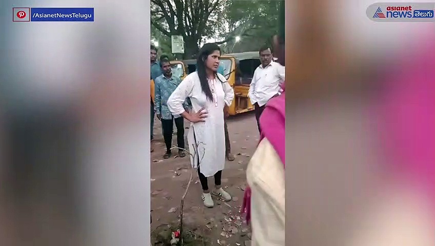 నడిరోడ్డుపై తాగుబోతు మహిళ వీరంగం ... గోదావరిఖనిలో అరుదైన ఘటన