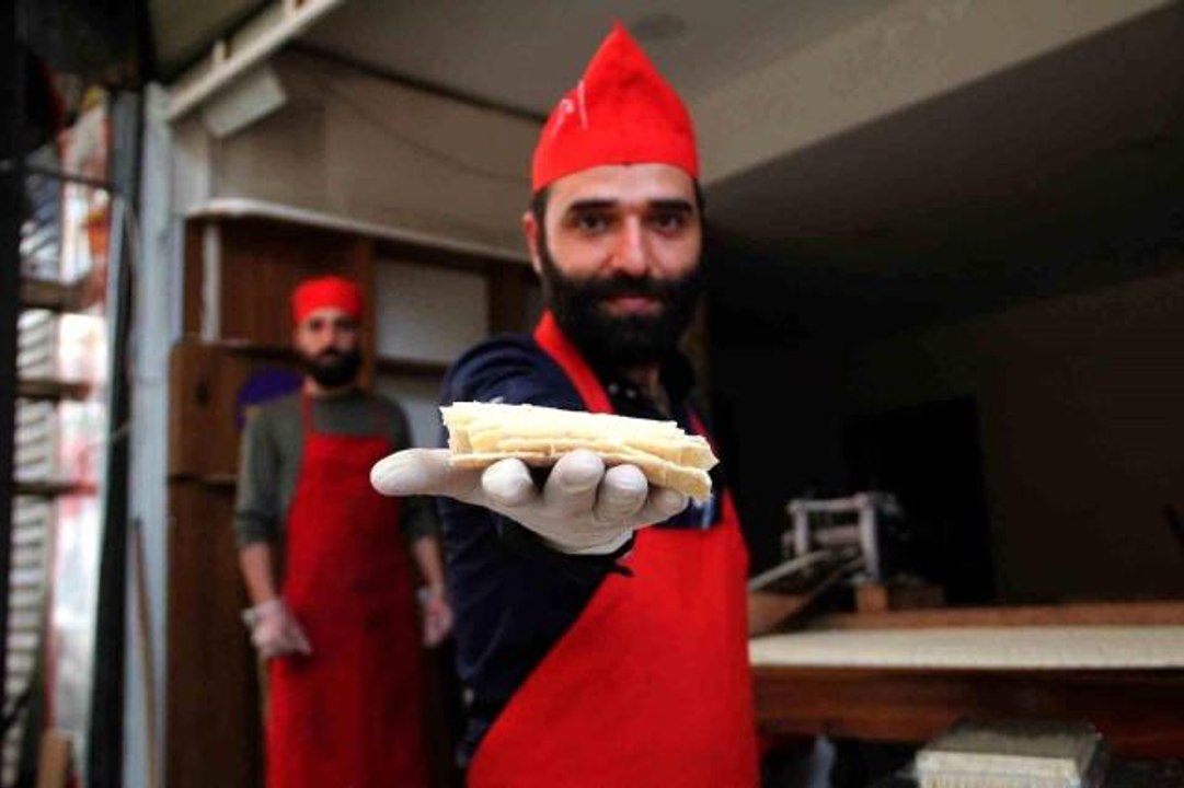 Depreme rağmen Hatay'ın ramazan sofralarına özel tatlısı 'küncülü helva' üretiyorlar