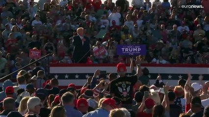 ترامب يرفض التحقيق في قضية "ستورمي دانييلز" ويقيم مهرجاناً انتخابياً في موقع شهد حصاراً وأوقع قتلى