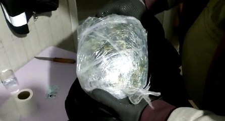 Otobüsteki yolcunun sırt çantasından uyuşturucu çıktı