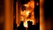 Le porche de la mairie de Bordeaux incendié par des manifestants