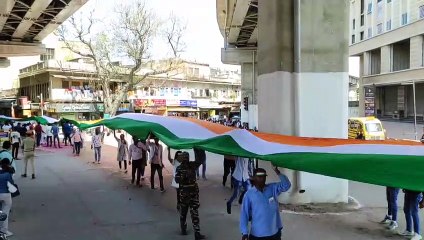 तिरंगा थामे देशभ​क्ति के तरानों के साथ रैली में बढ़े कदम