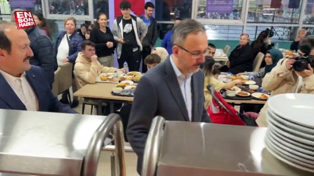 Bakan Kasapoğlu ilk iftarını öğrenci yurdundaki depremzedelerle yaptı