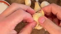 *Easy Kitchen Hack* Peeling skin from garlic cloves without wasting time and effort