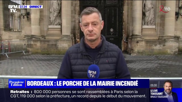 Retraites: le choc des Bordelais à la vue de la porte carbonisée de la mairie