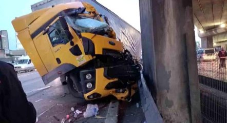 Pendik'te tır üst geçide çarptı, şoför araç içinde sıkıştı