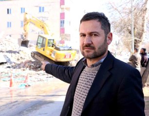 Depremde enkazda kalan 1 milyon liralık yem ve gıdasını kurtarmaya çalışıyor