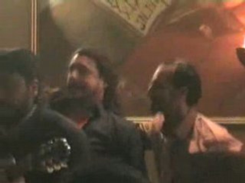 Potito en el culto cantando alavanzas