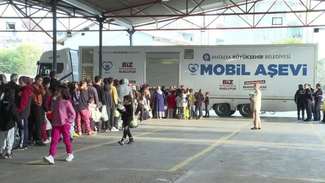Antalya Büyükşehir Belediyesi, Mahallelerde İftar İçin Sıcak Yemek Dağıtıyor