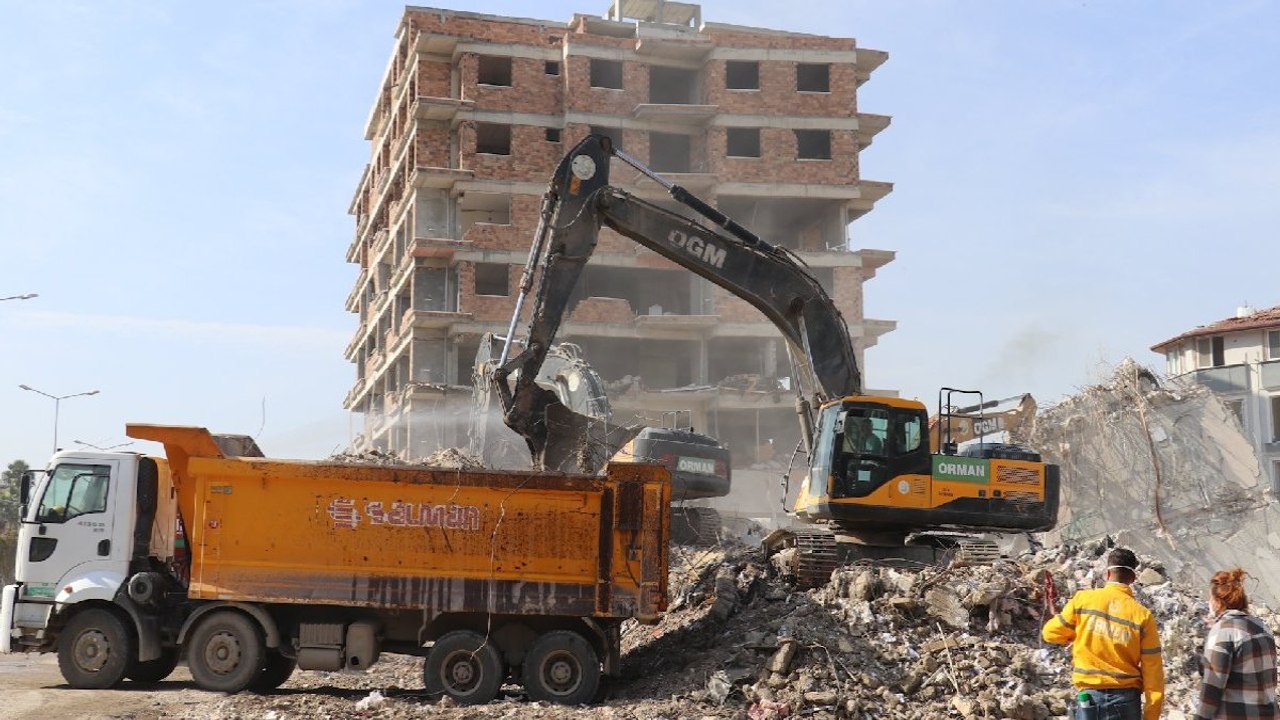 Hatay’da yıkım çalışmaları 16 mahallede devam e...