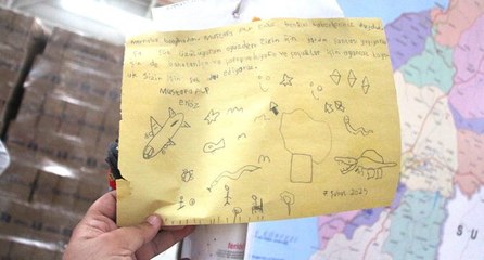 Depremzedelere gönderdikleri eşyaların arasındaki notlar yürek ısıttı
