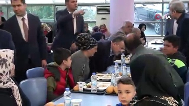 Bakan Bozdağ ilk iftarını yurtta depremzedelerle açtı