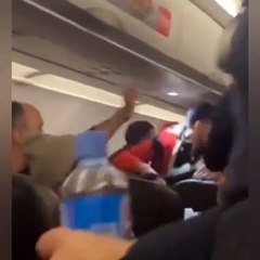 Uçakta yolcular birbirine girdi, hostesin tek sözü herkesi yerine oturttu