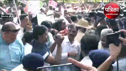 देशभर में कांग्रेस का विरोध प्रदर्शनः पुलिस ने नेताओं और कार्यकर्ताओं को हिरासत में लिया, देखें वीडियो