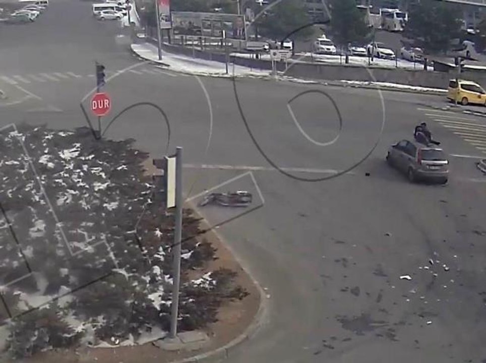 Motosiklet sürücüsü kendisine çarpan otomobilin üzerine düştü... O anlar kamerada