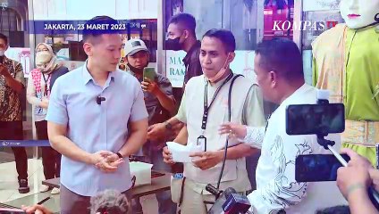 Momen Hotman Paris Berikan Uang Segepok ke Cleaning Service yang Temukan Dompetnya