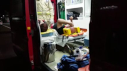 Funcionários ficam feridos após carro atingir trailer de lanches na Rua Jacarezinho
