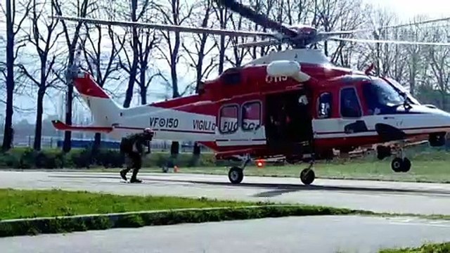 L'esercitazione nel lago dei subacquei dei vigili del fuoco