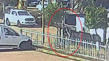 Kamyonun açık olan kasa kapağı, bisikletliyi ağır yaraladı