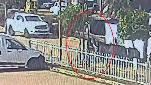 Kamyonun açık olan kasa kapağı, bisikletliyi ağır yaraladı