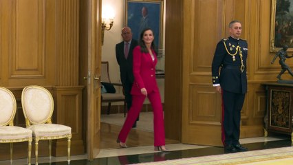 La Reina Letizia cierra la semana con un vibrante estreno y un encuentro con Xandra Falcó