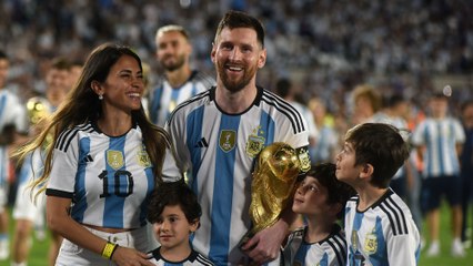 Télécharger la video: Argentinien-Party geht weiter: Messi und Co. feiern Titel in Buenos Aires