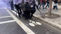 Manifestation : Un policier s'effondre, ses collègues le trainent au sol