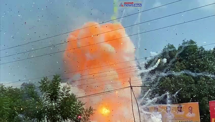 టిడిపి ఆఫీస్ వద్ద భారీ పేలుడు... ముగ్గురికి తీవ్ర గాయాలు, భయానక పరిస్థితి