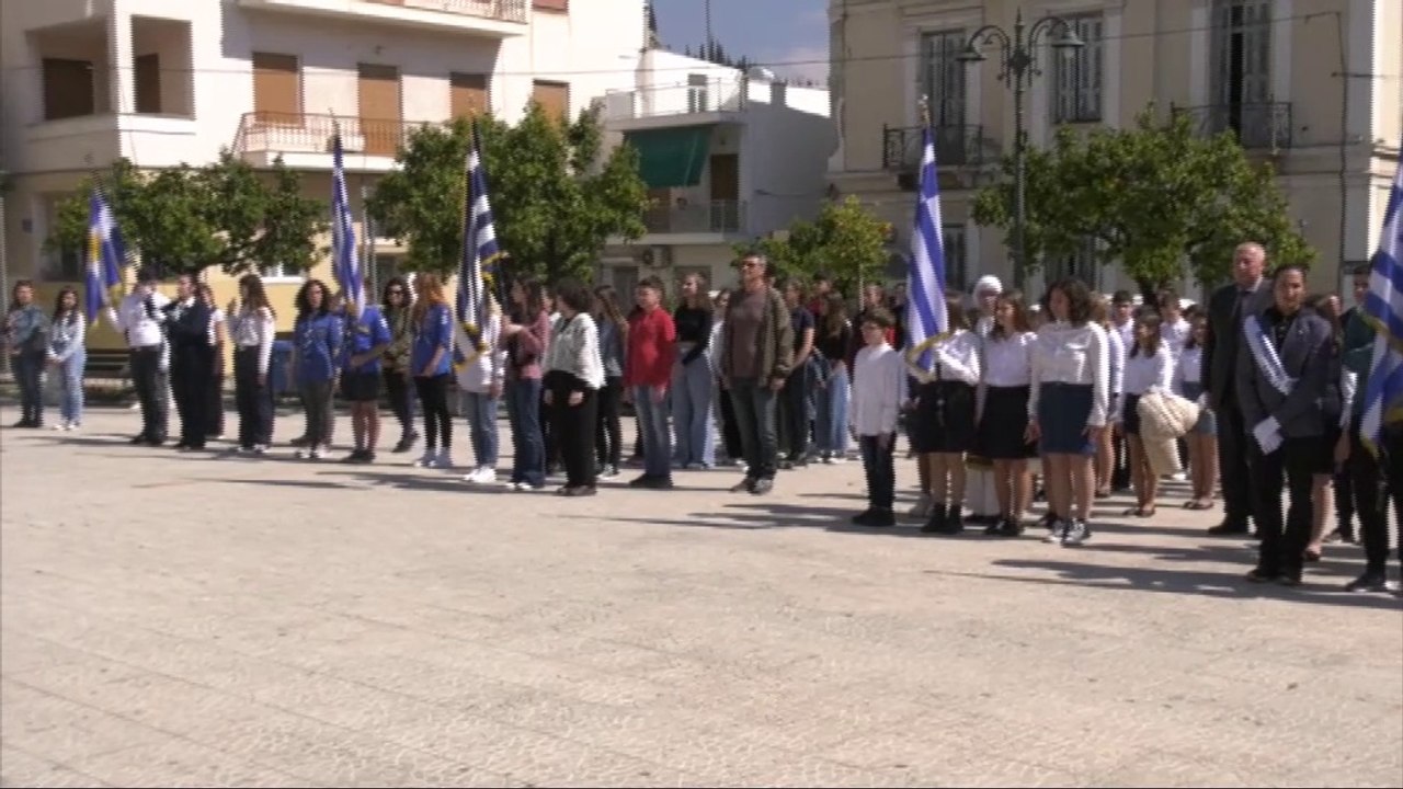 Κατάθεση στεφάνων από μαθητές της Λαμίας για τη...