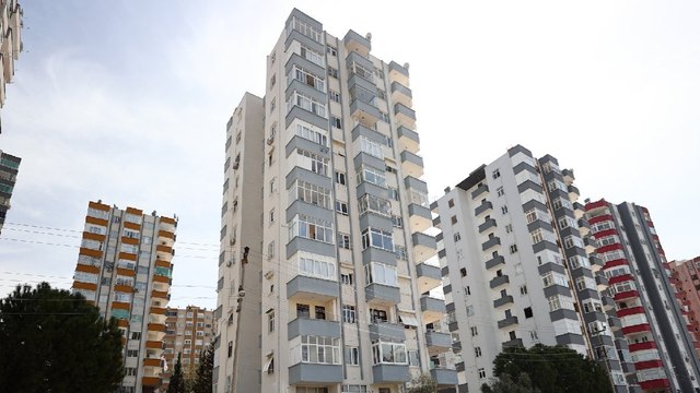 Depremde baba kız güneş enerjisi depo ve panelinin altında kalmaktan son anda kurtuldu