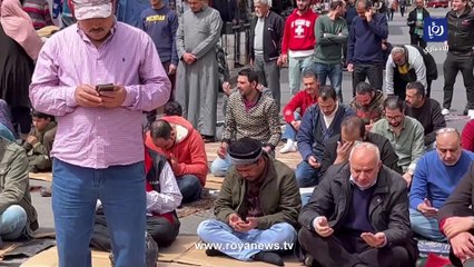أردنيون يؤدون صلاة الجمعة الأولى من رمضان في الشارع العام