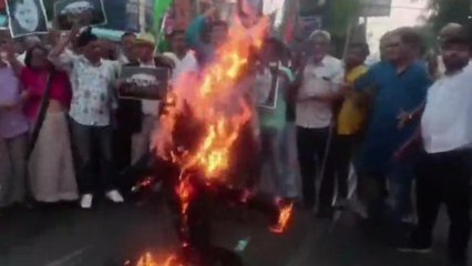 কলকাতা: মোদীর কুশপুতুল দাহ, রাহুল নিয়ে আন্দোলনের ঝাঁঝ বাড়াচ্ছে কংগ্রেস