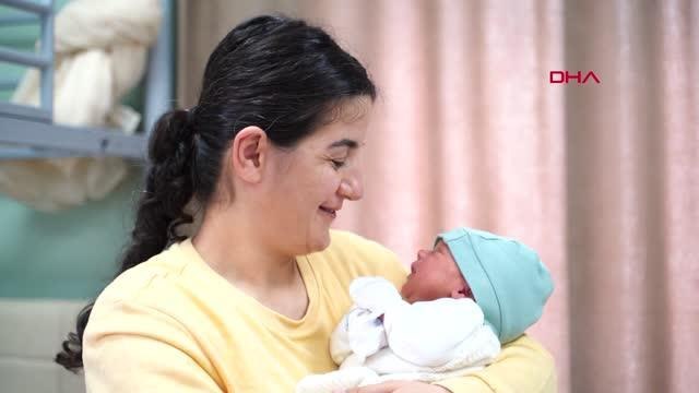 DEPREM BÖLGESİNDEN GELEN AİLE, BEBEKLERİNİ MERSİN'DE DÜNYAYA GETİRDİ