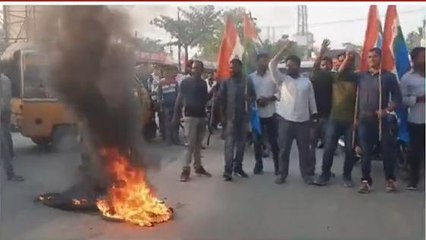 मधेपुरा: राहुल गांधी की सदस्यता समाप्त, एनएसयूआई ने सड़क पर आगजनी कर जताया विरोध