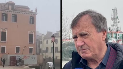 Venezia, tuffo nel canale da un palazzo. Brugnaro: "Patente di stupido"