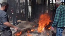 لبنانيون يحرقون إطارات احتجاجاً على تدهور الأوضاع المعيشية