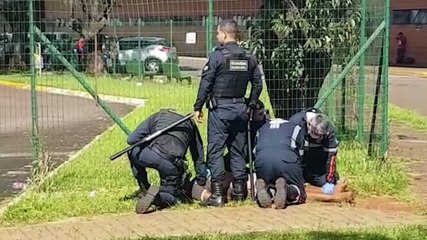 Mais um homem surta na rodoviária, quebra vidros, banheiros e é contido pela GM e Samu