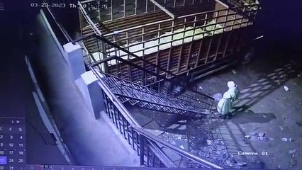 दो बाइक चोरी, सीसीटीवी फुटेज में शॉल ओढक़र आया चोर