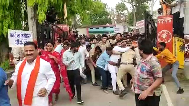 चार घंटे तक नारेबाजी, झूमाझटकी कर दौड़ते हुए साकेत के मुख्य गेट पर पहुंचे, जड़ा ताला